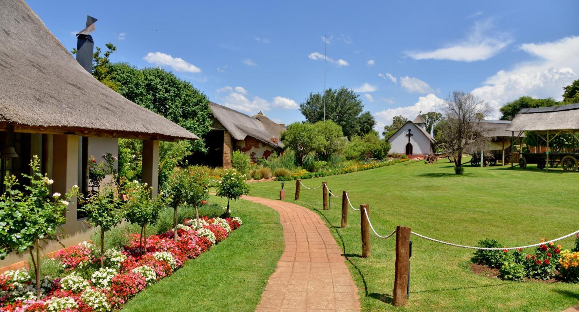 African Hills Safari Lodge & Spa Магалисбург Экстерьер фото