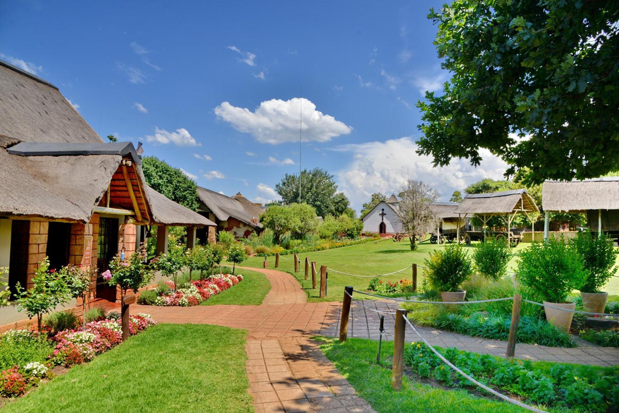 African Hills Safari Lodge & Spa Магалисбург Экстерьер фото