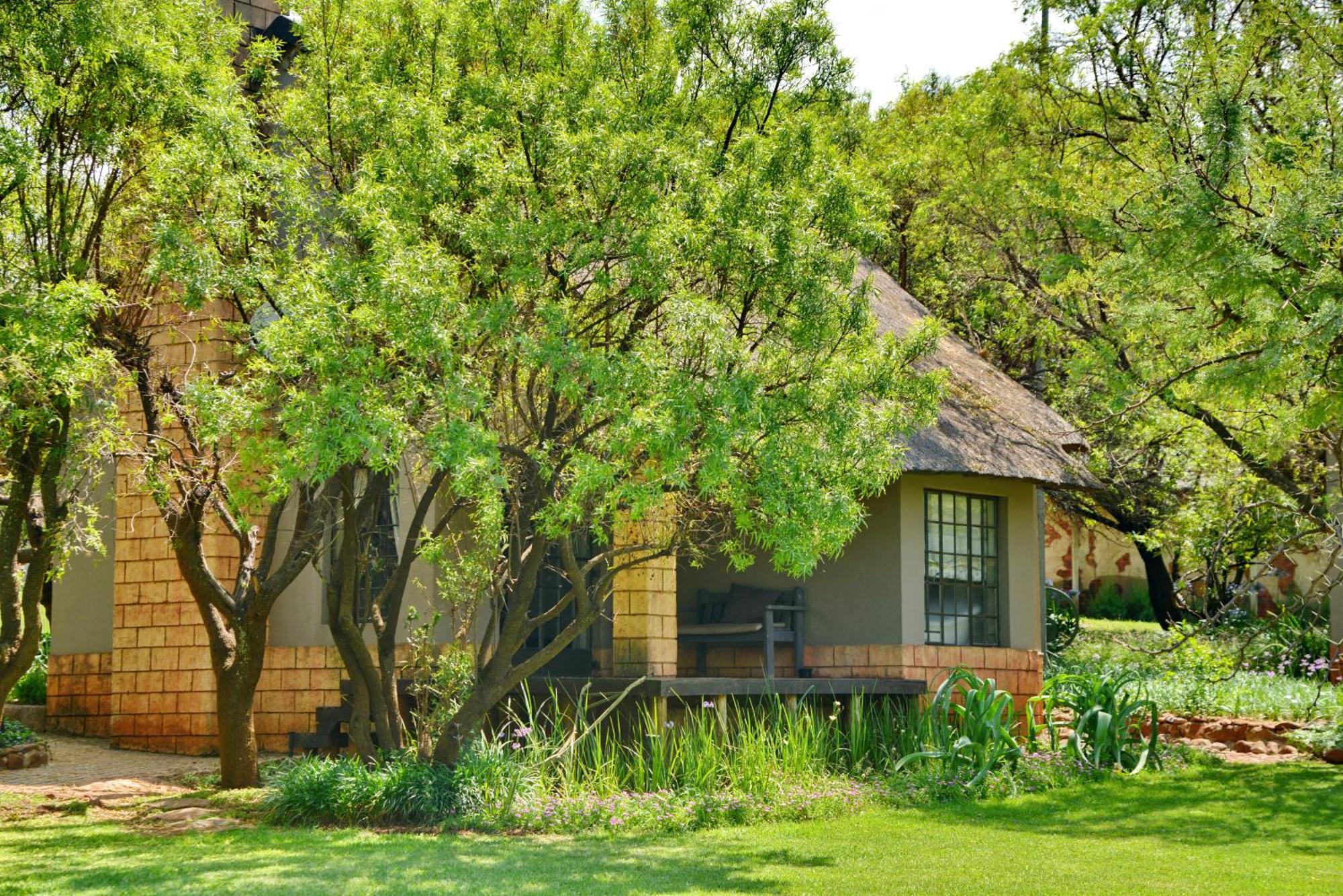 African Hills Safari Lodge & Spa Магалисбург Экстерьер фото