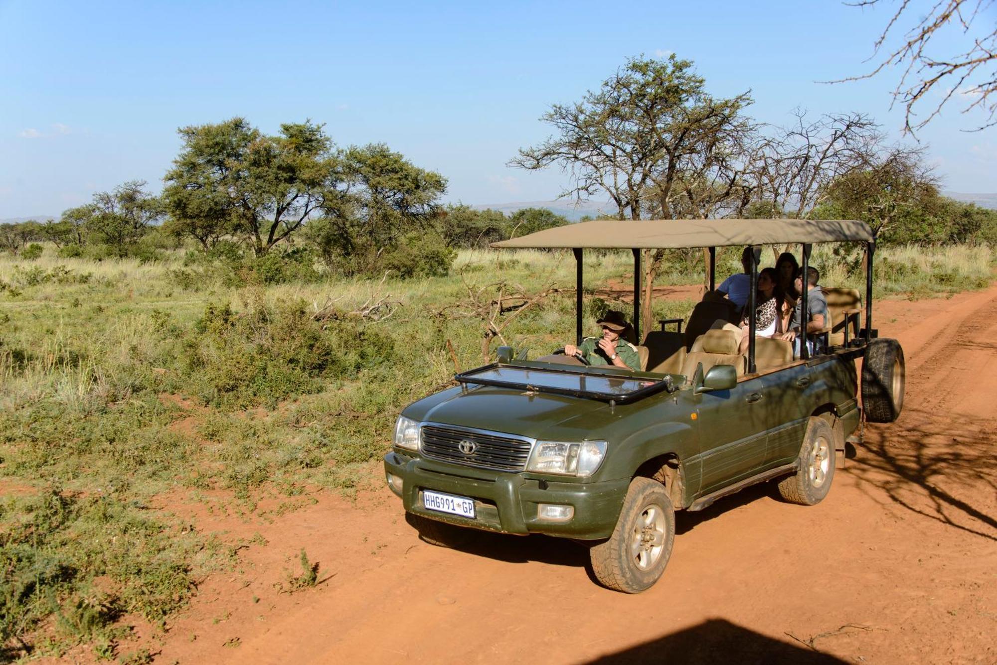 African Hills Safari Lodge & Spa Магалисбург Экстерьер фото